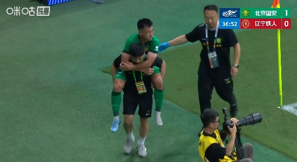 何宇鹏拦挡传中后落地扭伤 被背离场阿不都海米提替补