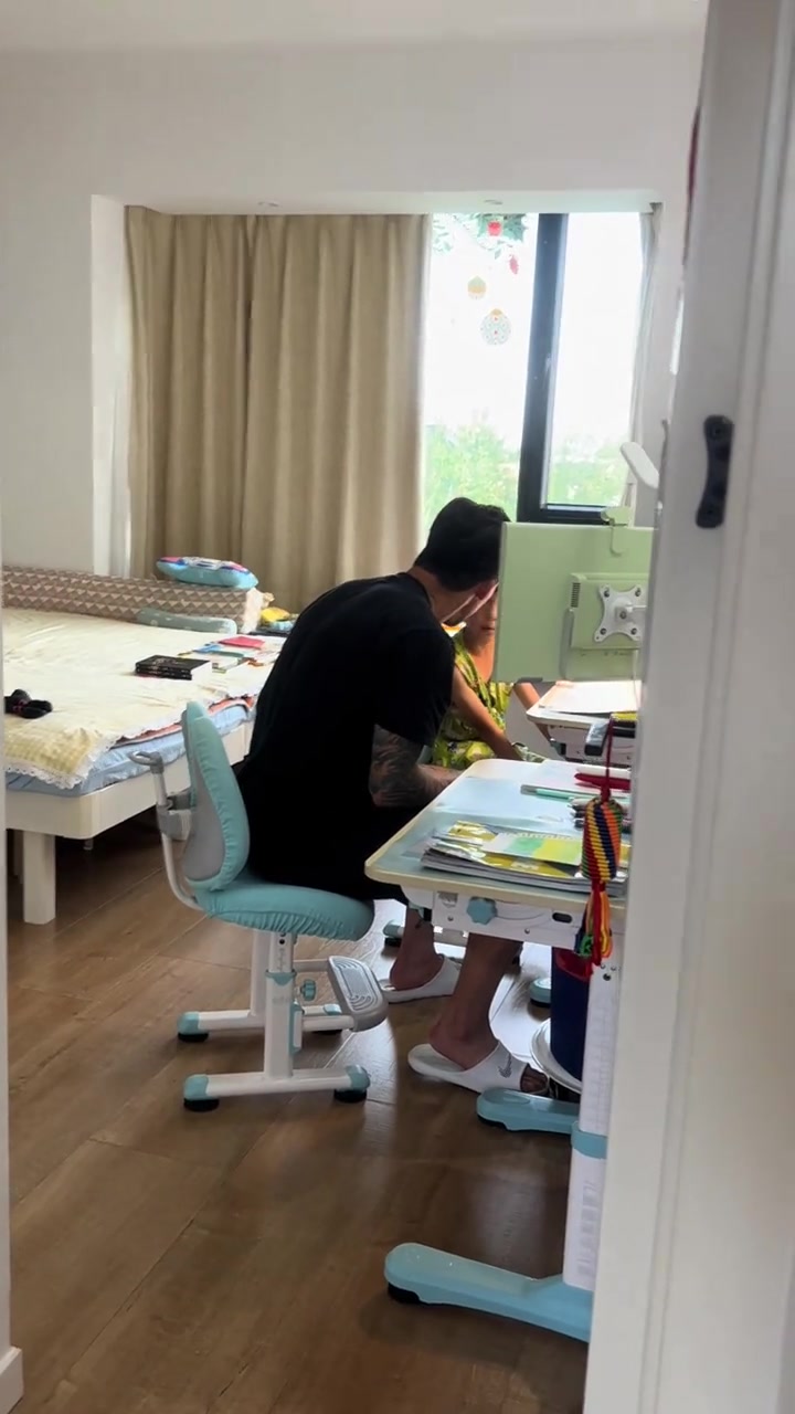 张琳芃辅导儿子作业无奈回头，场外挑战不亚于防线压力