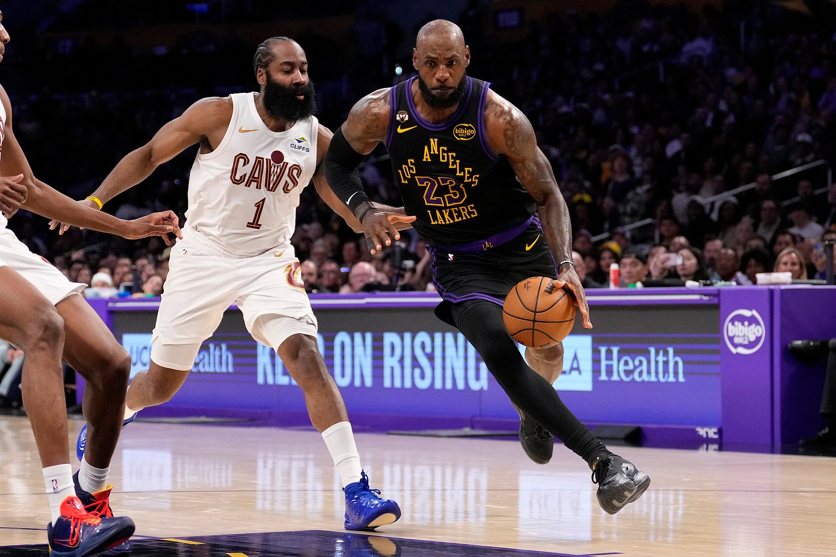 雅虎曝骑士内部设想：欧文换哈登成詹皇回归关键